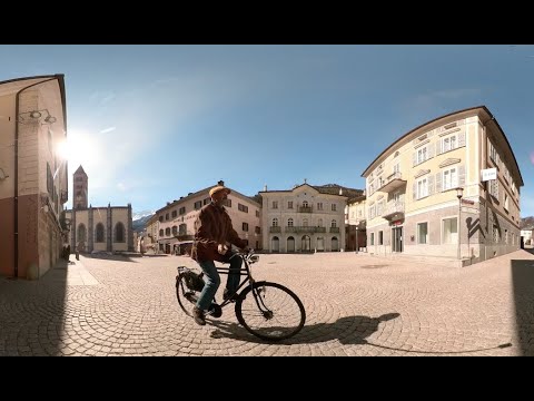 Mit dem Fahrrad durch die Fussgängerzone von Poschiavo (360o)