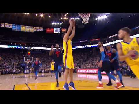 Stephen Curry's behind-the-back pass ends with a Zaza Pachulia dunk