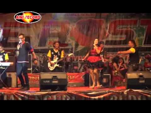 Nino Baskara Feat. Deviana Safara - Dinding Kaca | Dangdut (Official Music Video)