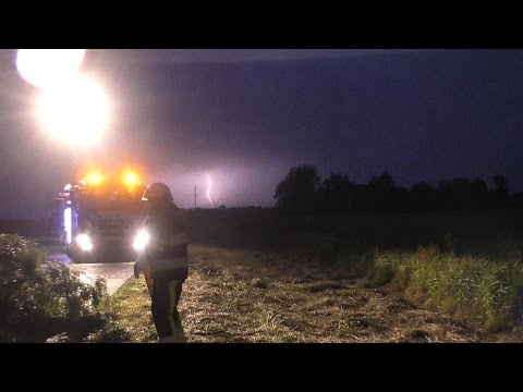 02-07-2015 Brandweer ingezet voor boom over de weg Sylsterwei Anjum