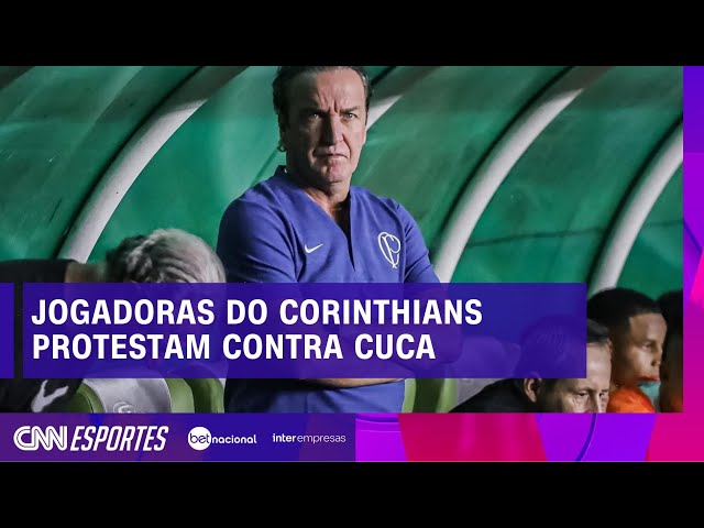 Jogadoras do Corinthians protestam durante estreia de Cuca; veja