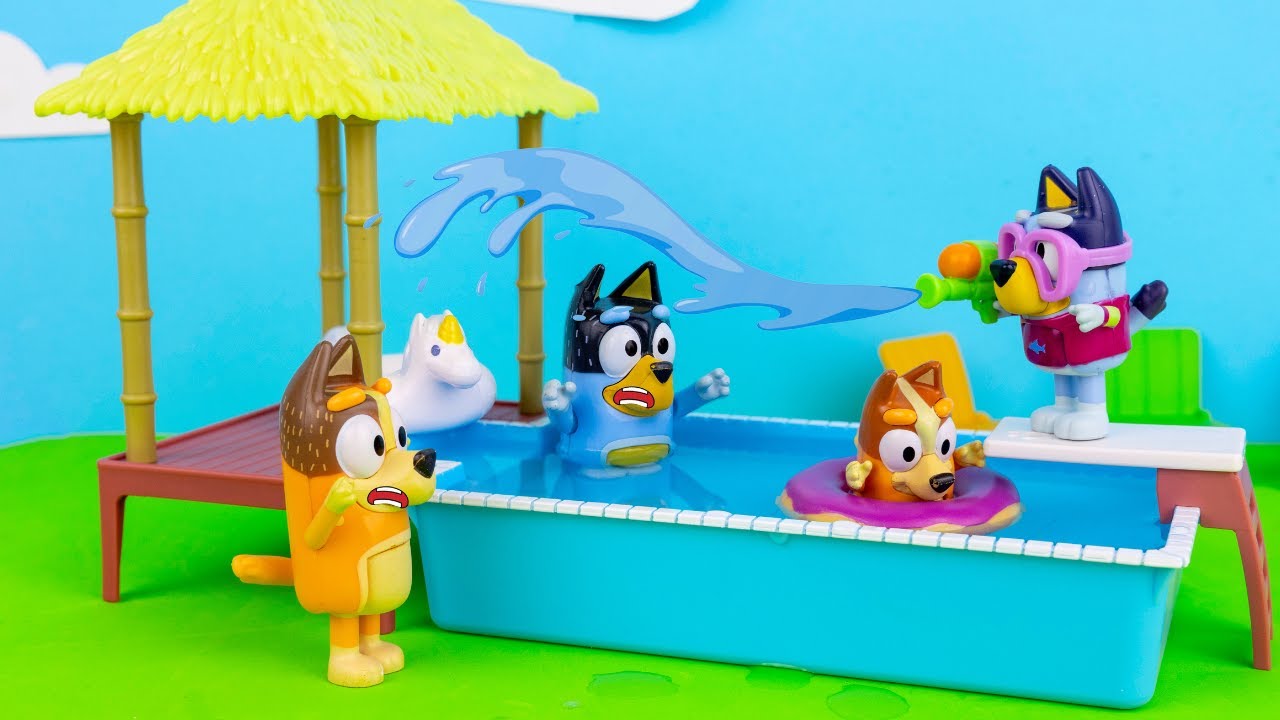 BLUEY se Diverte na Piscina! | Simulação Brinquedos em Português