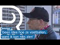 Supporters Feyenoord en Sparta proberen derby te kijken door het hek van het Kasteel
