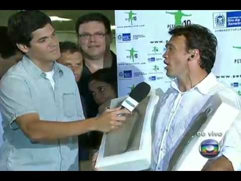 Petkovic marca seus pés na calçada da fama do Maracanã.mp4