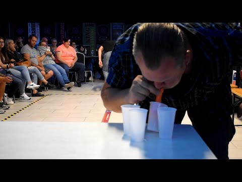 Spiel 7 - Luftballon in Becher aufblasen und transportieren - SCHLAG DEN PEISSL