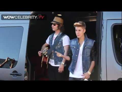Justin Bieber surprise street performance for fans leaving 'Tonight show with Jay Leno'