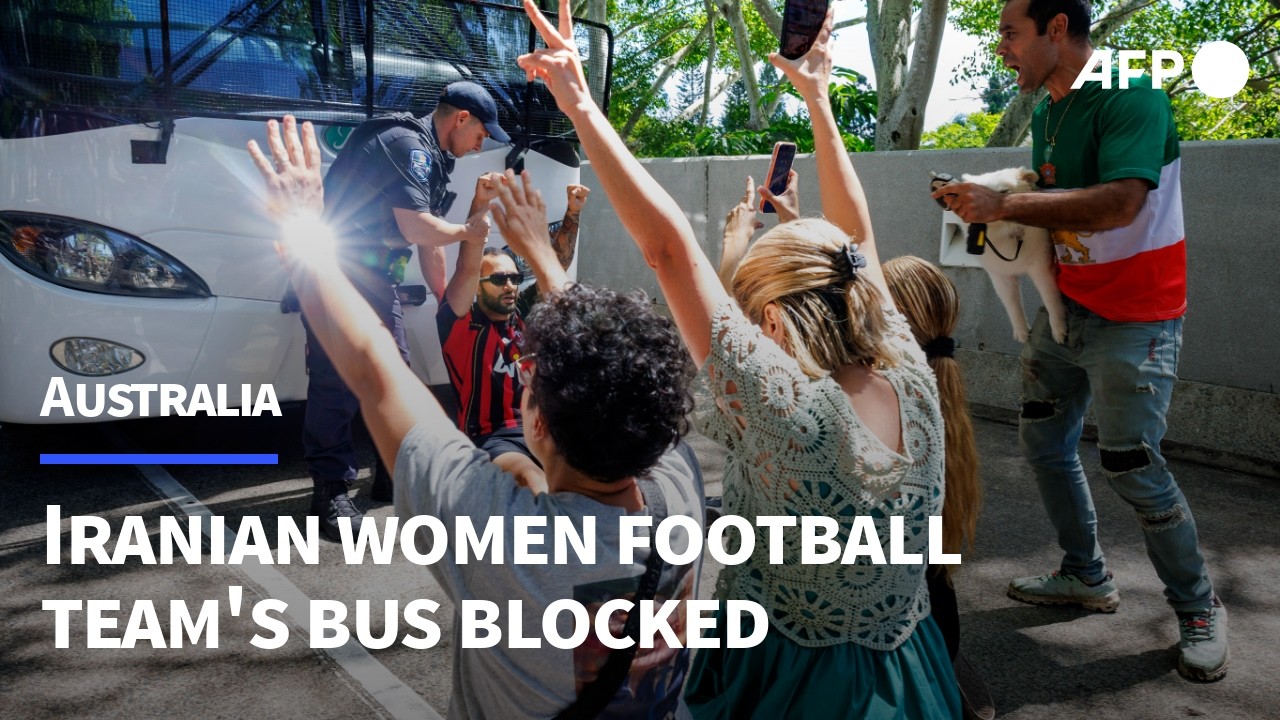 Video | Australia: Iranians block footballers' bus after 5 granted asylum | AFP