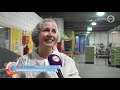 Ome Jan werkt al 60 jaar in de pepernotenfabriek maar peinst er niet over om te stoppen