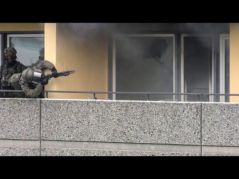 Explosion in Ratingen: Schwer verletzte Einsatzkräfte wurden mit brennbarer Flüssigkeit beworfen