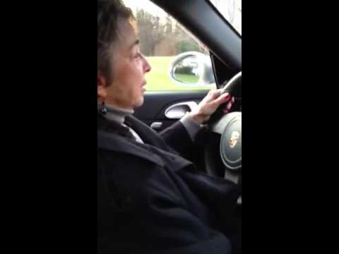 VIDEO! Polițiștilor nu le-a venit să creadă! O bunică de 79 de ani, surprinsă de radar &icirc;n timp ce &icirc;și conducea Porsche-ul cu 238 km/oră