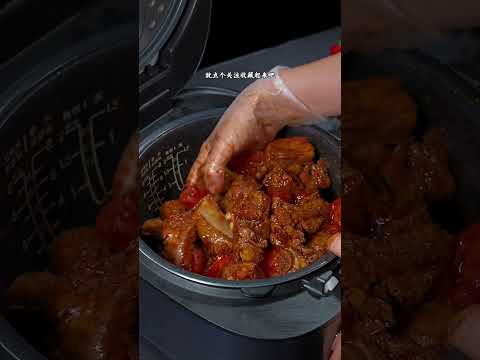把西红柿和排骨一起放进电饭锅里，全程不加一滴水，这就是最近很火的排骨新吃法，软烂入味太香了#茄汁排骨#电饭锅美食#电饭煲美食