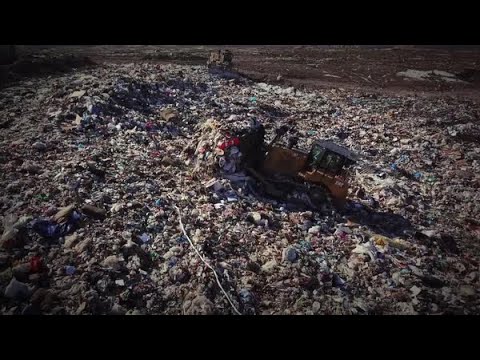 El Tractor Topador Cat D7 se encarga de la basura