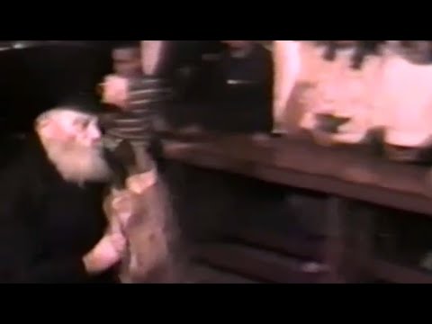 The Rebbe returning to 770 from the Ohel - Chof Gimmel Elul, 5745/1985