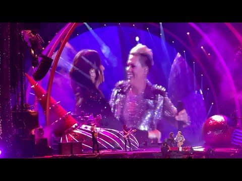 P!nk and Alanis Morissette sing “You Oughta Know”