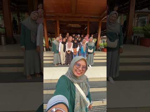 Kalo gurunya asik gini kan, murid-murid bisa jadi teman pastinya…..