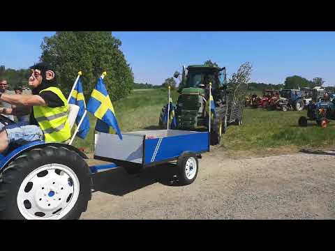 Traktorparad Nora sjön runt