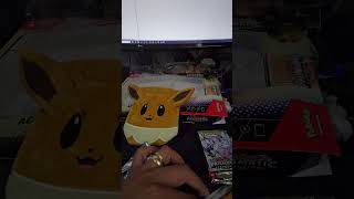 #eeveeevolutions Holder de #prismaticevolutions y #pokemontcg #pokemoncards #pokemon #rippingpacks