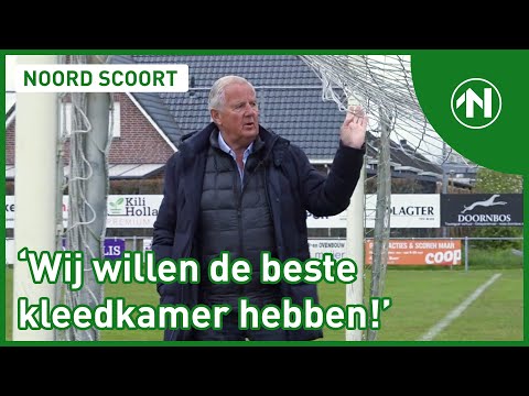 Theo Huizinga keurt VV Omlandia voor de wedstrijd RTV Noord - Oud FC Groningen