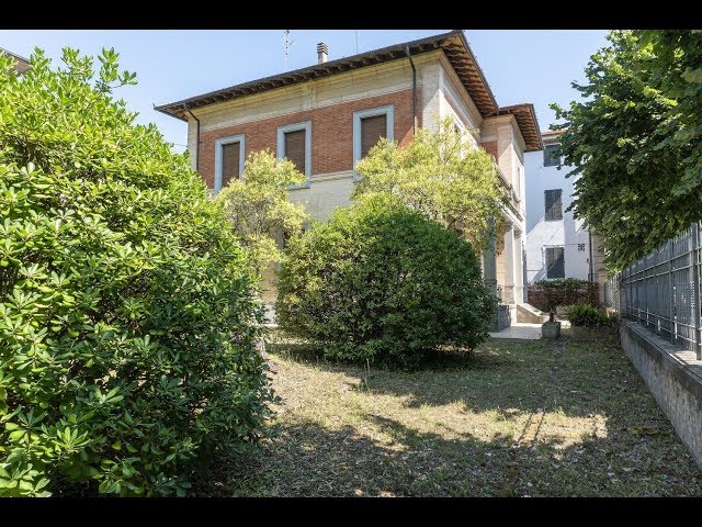 P3497 Villa d’epoca con ampio giardino in zona centrale in vendita a Montecatini Terme
