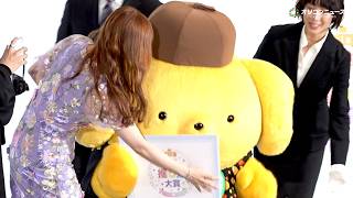 中川翔子、降壇に手こずるポムポムプリンをやさしくサポート
