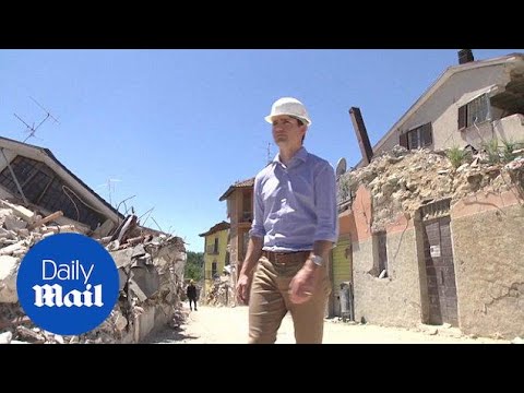 賈斯汀-特魯多訪問意大利地震重災區 - 每日郵報 (Justin Trudeau visits Italian town devastated by earthquake - Daily Mail)