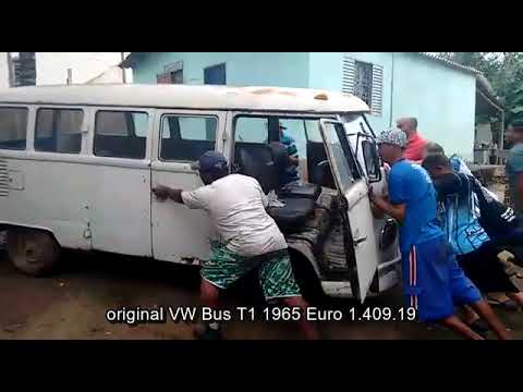 VW Bus T1 1965 rescued in Brazil: the Bulli was abandoned for decades. BusCombiKombiT1T2.com
