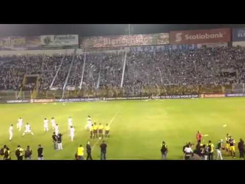 "Recibimiento Alianza F.C vs New York Red Bulls 16-08-2016" Barra: La Ultra Blanca y Barra Brava 96 &bull; Club: Alianza