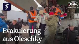Evakuierte aus dem besetzten Oleschky über Belarus gebracht