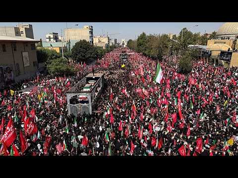 Sarg von Ali Khamenei zieht an Tausenden Trauernden in Iraks heiliger Stadt Nadschaf vorbei
