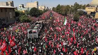 Sarg von Ali Khamenei zieht an Tausenden Trauernden in Iraks heiliger Stadt Nadschaf vorbei