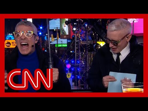 安德森庫柏和安迪·柯恩對噁心神祕射擊的反應！ (See Anderson Cooper and Andy Cohen's reaction to disgusting mystery shots)