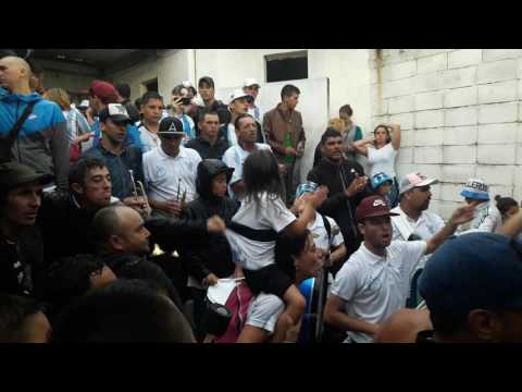 "PREVIA EN LA ENTRADA AL ESTADIO CERRO vs.U.ESPANOLA" Barra: Los Villeros • Club: Cerro