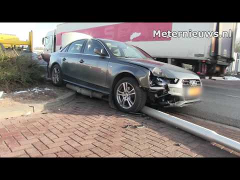 Automobiliste reed lantaarnpaal in Meppel plat