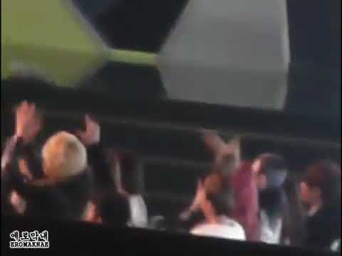 111129 MAMA in Singapore - 2NE1 dancing along to William's performance