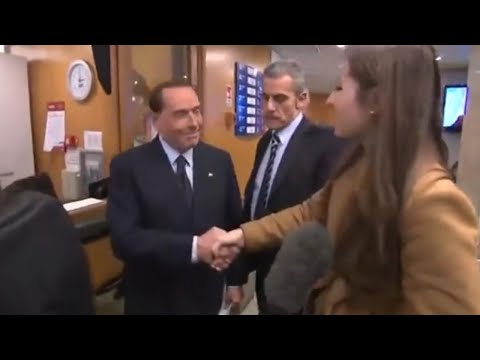 Berlusconi alla reporter Bbc: "Se stringi così forte la mano nessuno ti sposerà mai"