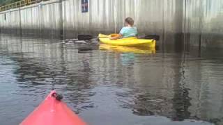 preview picture of video 'Kayaks up Lock 5 on the Hudson'