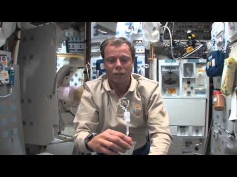 Christer Fuglesang leker med vatten i rymden