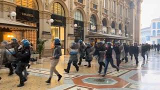Il video dei violenti scontri in piazza Duomo a Milano, cariche anche in Galleria