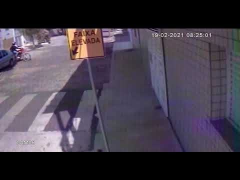 Motociclista tarado é flagrado por câmeras exibindo parte íntima para mulheres em Cajazeiras