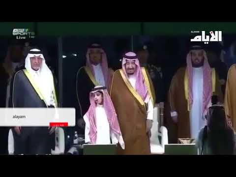 نجل سمو ولي العهد السعودي يرافق جده خادم الحرمين الشريفين في ملعب الجوهرة
