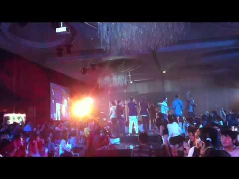 "ใคร" Lip-Jet-Pod : A Very Serious Show