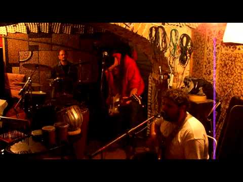 Yo-Ho-Hostel : Taralejkov, BggZ Rubbit and Bat Neven - Liatoto e samo naujkim