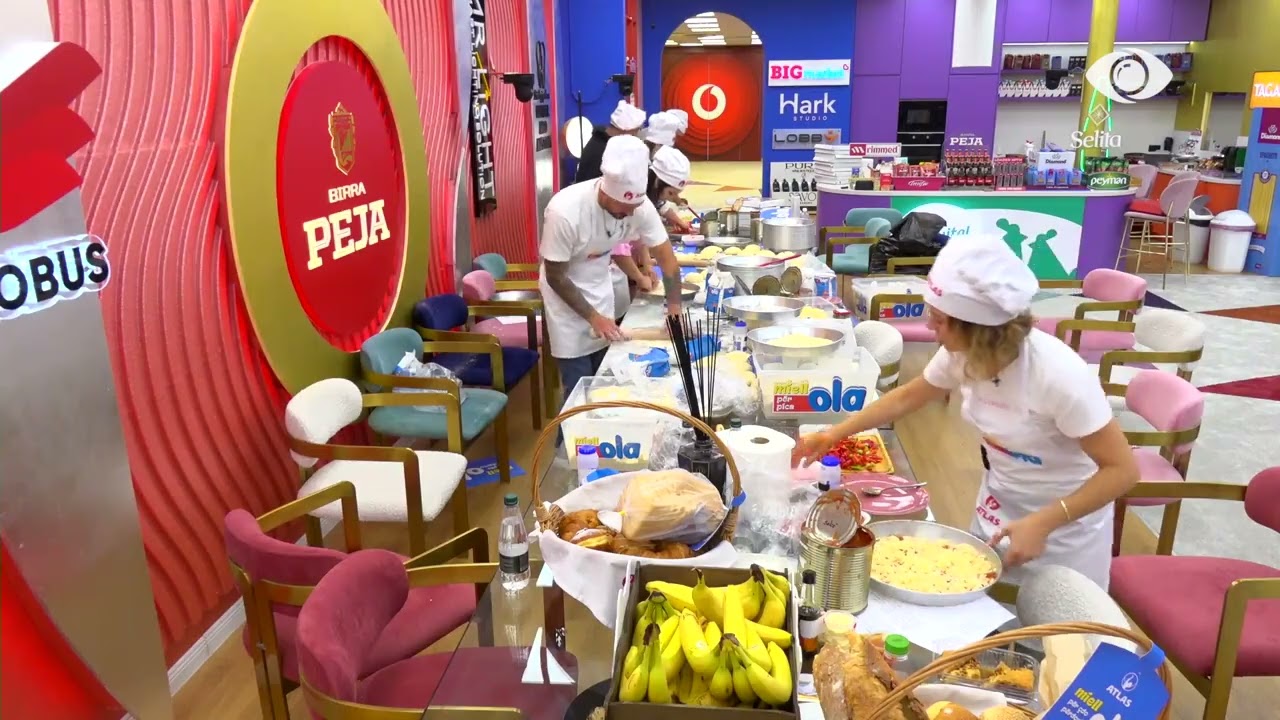 Duke kënduar, banorët vijojnë përgatitjen e picave