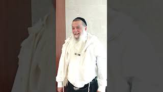 תספורת בראש חודש אייר - האם מותר? (הרב יגאל כהן) - התמונה מוצגת ישירות מתוך אתר האינטרנט יוטיוב. זכויות היוצרים בתמונה שייכות ליוצרה. קישור קרדיט למקור התוכן נמצא בתוך דף הסרטון