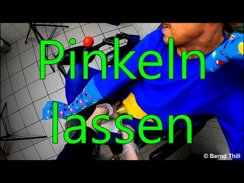 So lässt man ein Mann im Rollstuhl pinkeln - Rollstuhlfahrer pinkelt in Urinflasche im Sitzen - 4K