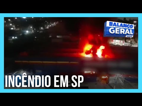 Supermercado pega fogo durante a madrugada em Embu das Artes (SP)