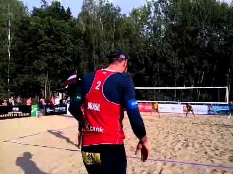 Alison-Bruno BRA [3] vs Schalk-Saxton CAN [19]  2-1 (19-21, 22-20, 15-11)  0:51