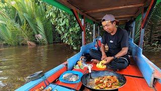 Download lagu Cook a new menu of Palembang pindang shrimp after fishing in the river mp3