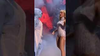 Help💀💀 Sabrina kissed a alien during her vmas performance #sabrinacarpenter #alien #viral #fyp