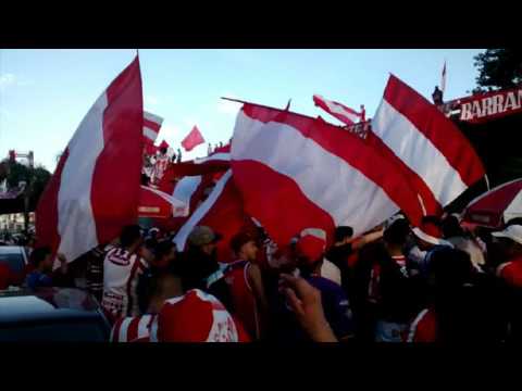 "La hinchada Tatengue antes de la caravana" Barra: La Barra de la Bomba • Club: Unión de Santa Fe